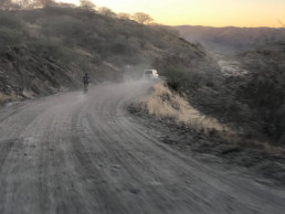 Mountainbiker auf einem Streckenabschnitt des Desert Dash in Namibia