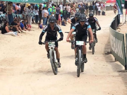 Das uvex Team bei der Zieleinfahrt im Desert Dash Namibia