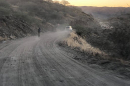 Mountainbiker auf einem Streckenabschnitt des Desert Dash in Namibia