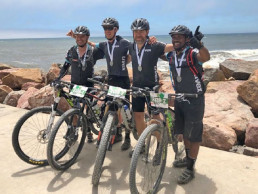 Das uvex Südafrika Team mit ihren Medaillen für den erfolgreichen Abschluss des Desert Dash