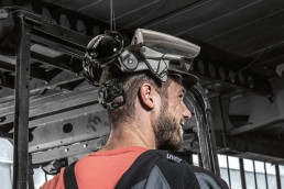 Arbeiter mit ergonomischem uvex pheos faceguard Schutzhelm mit Visier