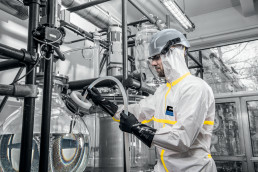 uvex Chemikalienschutzanzug im Labor