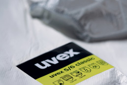 uvex 5/6 classic Aufkleber auf Schutzanzug