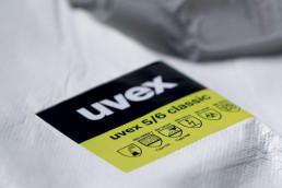 uvex 5/6 classic Aufkleber auf Chemikalien-Schutzanzug