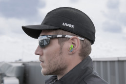 Profilansicht eines Mannes mit uvex Einweg-Gehörschutzstöpsel im Ohr