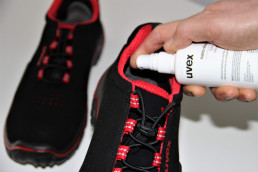 Das uvex nano shoe add Desinfektionsspray kann unangenehmen Gerüchen im Sicherheitsschuh vorbeugen.