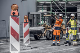 uvex suXXeed construction Warnschutzkleidung für den Bau in warnorange und warngelb