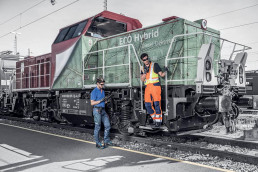 Arbeiter in uvex Schutzkleidung vor einer ECO Hybrid-Lok der Deutschen Bahn
