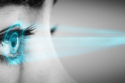 LED-Licht trifft auf ein menschliches Auge.