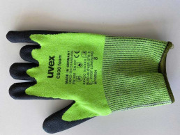 Grüner uvex C500 foam Schutzhandschuh als Versehrtenhandschuh mit gekürzten Fingern