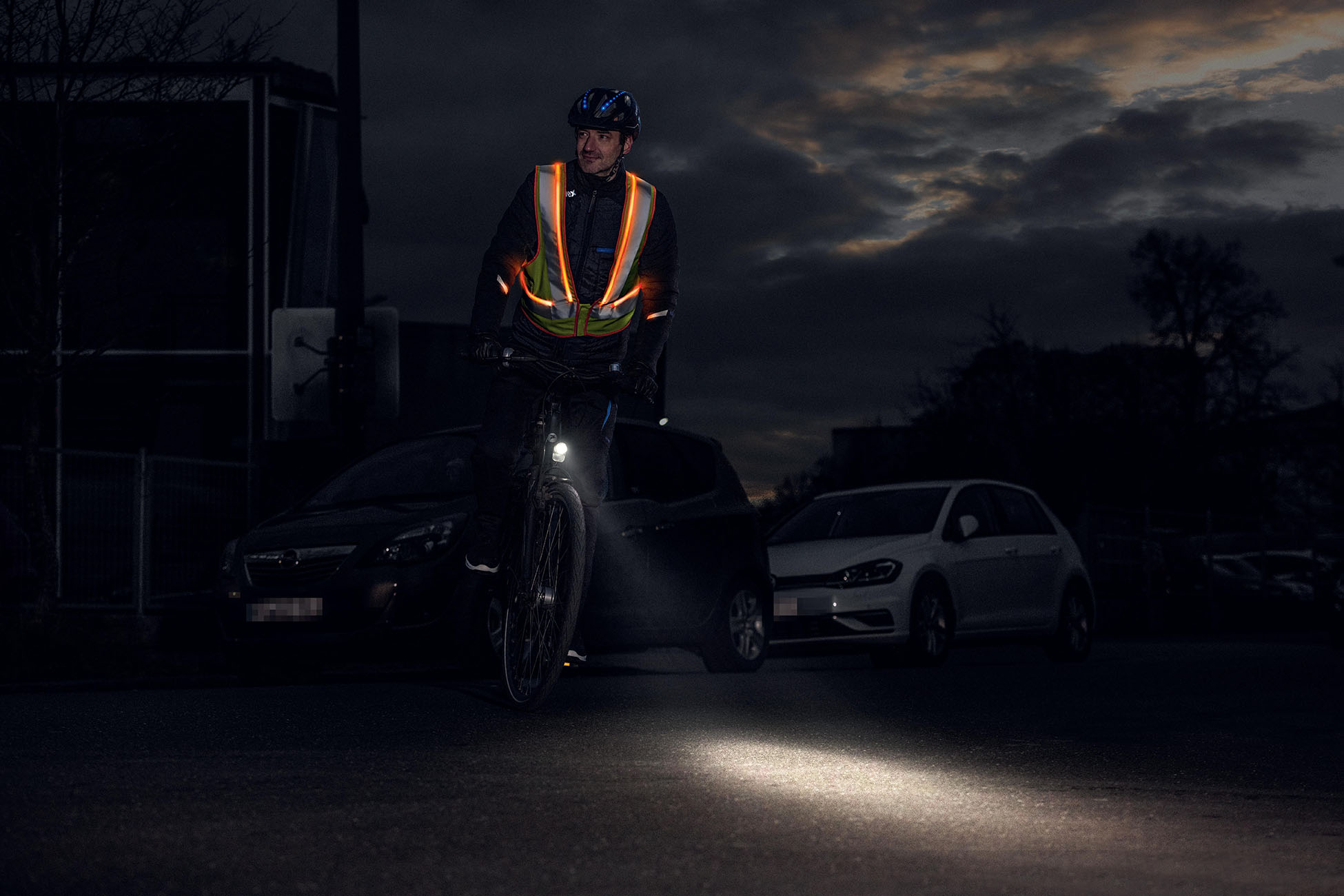 Self-illuminating hi-vis vest, active flash