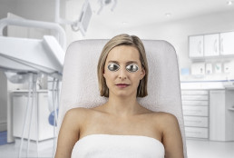 Patientin mit Titan-Augenkappen von uvex laservision zum Schutz der Augen während einer Laser-Behandlung