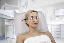 Frau mit bequemer Laserschutz-Patientenbrille mit Titanbügel für den Schutz der Augen während einer Laserbehandlung