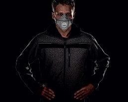 Mann mit uvex FFP3 Atemschutzmaske mit Ventil