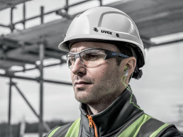 Baustellen-Arbeiter mit uvex Schutzbrille, Schutzhelm und Gehörschutzstöpseln