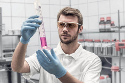 Mann mit uvex Labor-Schutzbrille mit Blaulichtfilter