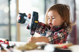 Kinder-auf-der-BaustelleKinderschutzausrüstung-Kinderaktivitaeten-Ferien