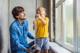 Kinder-auf-der-Baustelle-Schutzkleidunge-fuer-Kinder