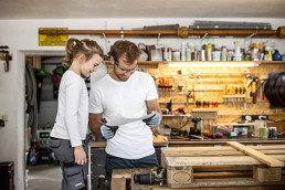 Vater und Tochter in der Werkstatt