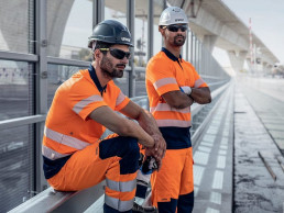 Bauarbeiter in Sommer in uvex Schutzkleidung für angenehmes Arbeitsklima bei hohen Temperaturen