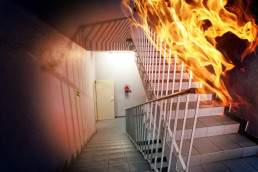 Feuer im Treppenhaus; Fokus auf Fluchtweg