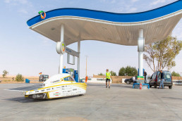 Covestro Photon Solarfahrzeug an einer Ladestation in Marokko