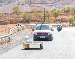Straße in Marokko mit Auto und Motorrad