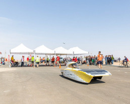 Solarfahrzeug Covestro Photon auf einer Straße in Marokko