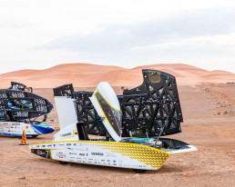 Aufgeklapptes Photon Sonnenwagen-Solarfahrzeug in der Wüste