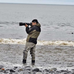 Fotograf in Alaska mit sportlicher uvex Schirmkappe