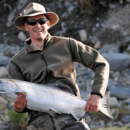 Mann mit erbeutetem Fisch in Alaska