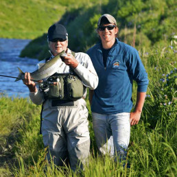 Männer in Anglerausrüstung und uvex Schirmkappe beim Fliegenfischen in Alaska