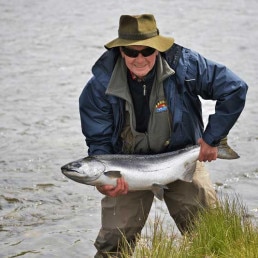 Fliegenfischer in Alaska mit uvex Schutzbrille und erbeutetem Fisch in Händen