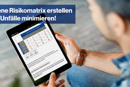 Mann hält Tablet mit Anzeige einer Risikomatrix nach Nohl in der Hand.