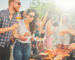 Fröhliche Menschen auf einer Grillparty