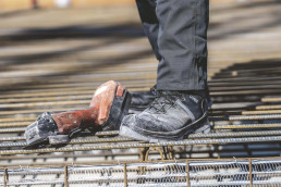 Arbeiter mit uvex Sicherheitsschuhen auf einer Baustelle