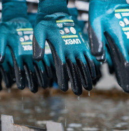 Produktion von uvex Schutzhandschuhen in Lüneburg, Deutschland