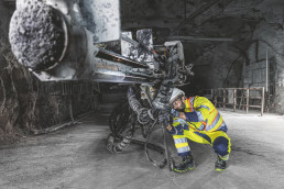 Bergbauarbeiter mit uvex Schutzausrüstung an einer Maschine