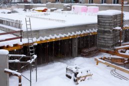 Von Schnee bedeckte Baustelle im Winter