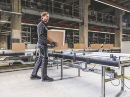 Ein Mann hebt ein Paket an, er trägt PSA von uvex