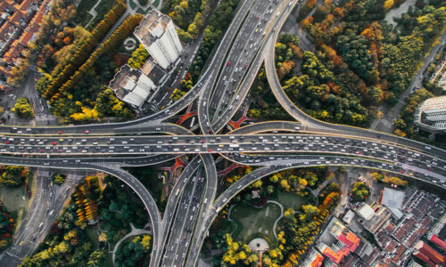 Mobilität: kreuzende Straßen aus der Vogelperspektive