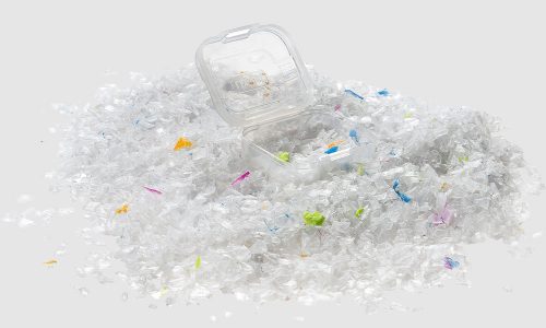 uvex Kunststoffbox inmitten von Kunststoff-Rezyklat
