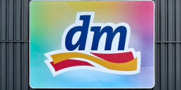 uvex Case Study Sicherheitsschuhe und Schutzhandschuhe für Mitarbeitende bei dm Drogeriemarkt