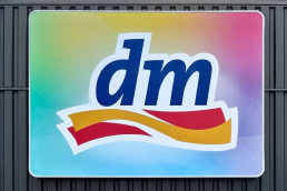 uvex Case Study Sicherheitsschuhe und Schutzhandschuhe für Mitarbeitende bei dm Drogeriemarkt